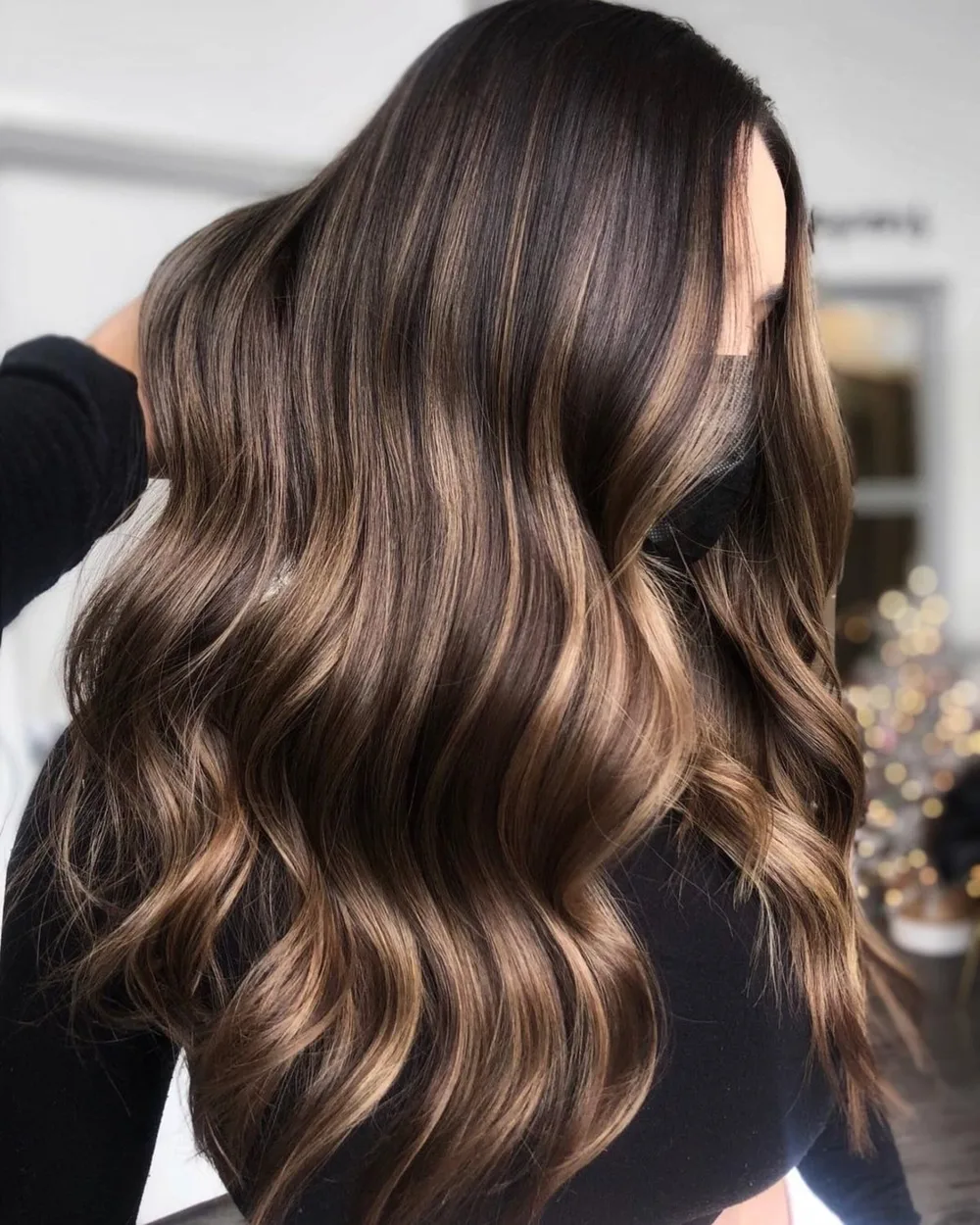 Longue coupe ondulée sur cheveux épais et denses