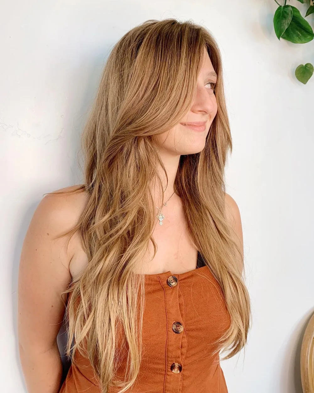 Longue coupe shag aux dégradés choppy souples sur cheveux épais