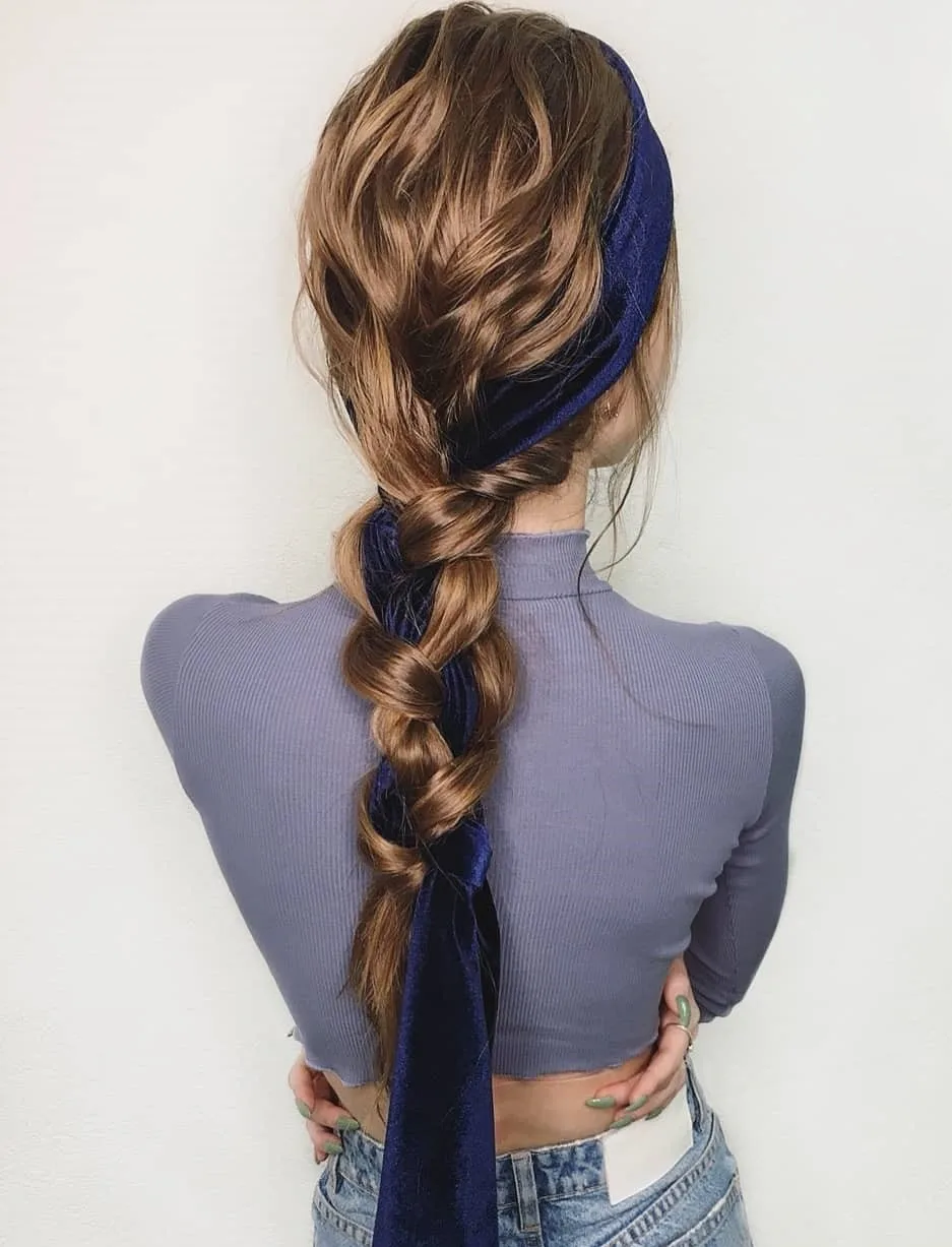 Longue tresse floue entrelacée d'un foulard
