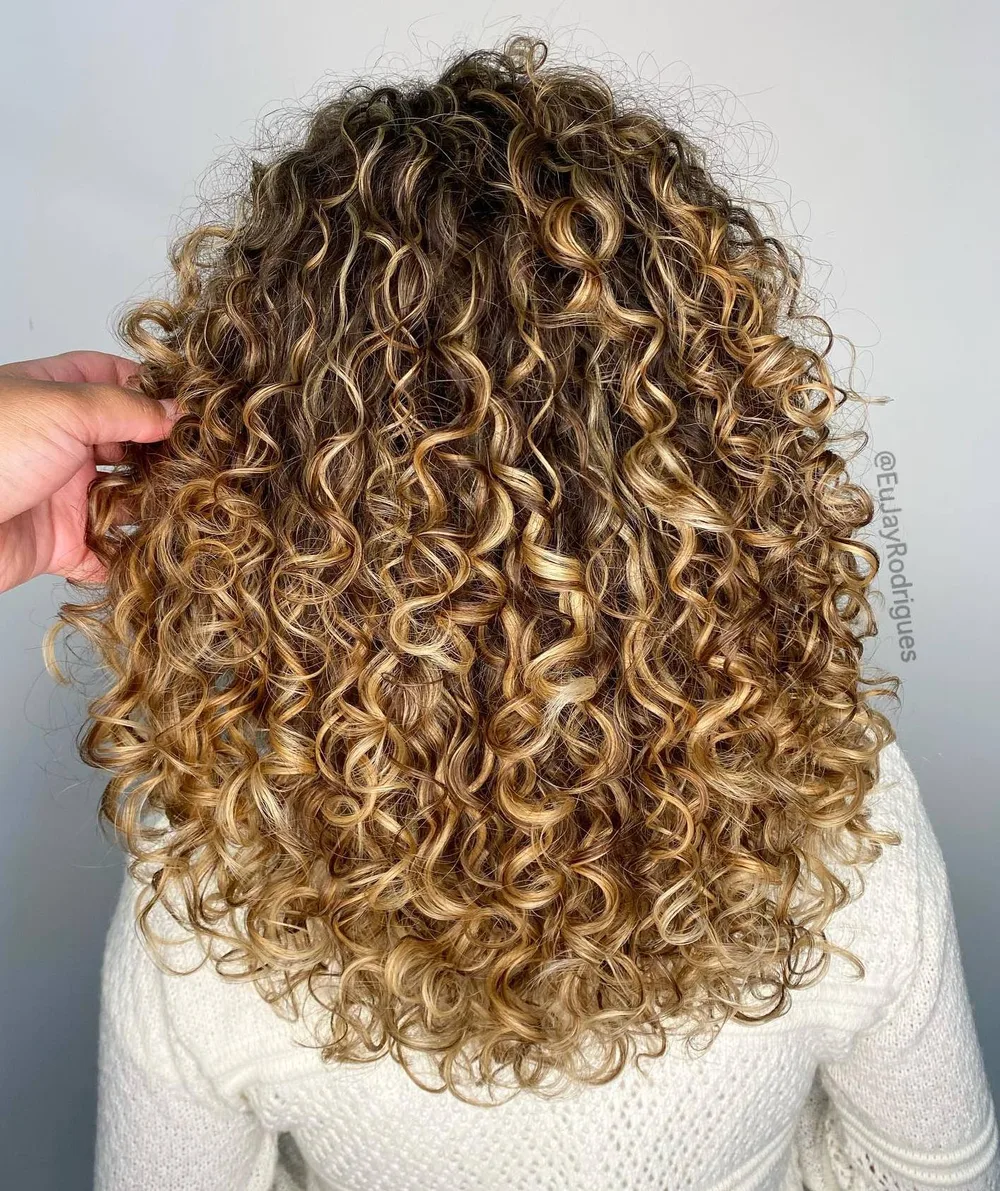 Longues boucles blond doré bien définies avec balayage