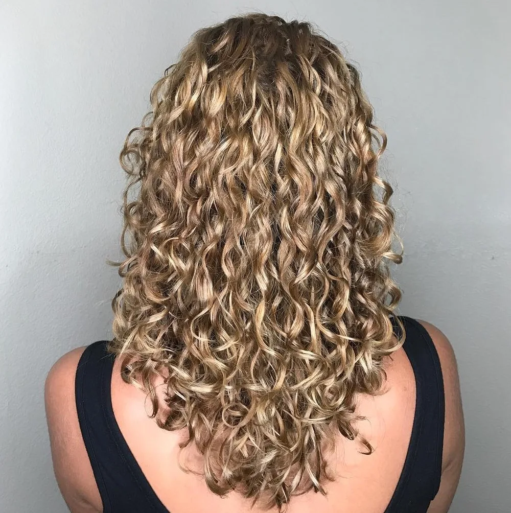 Longues boucles blondes en coupe en V