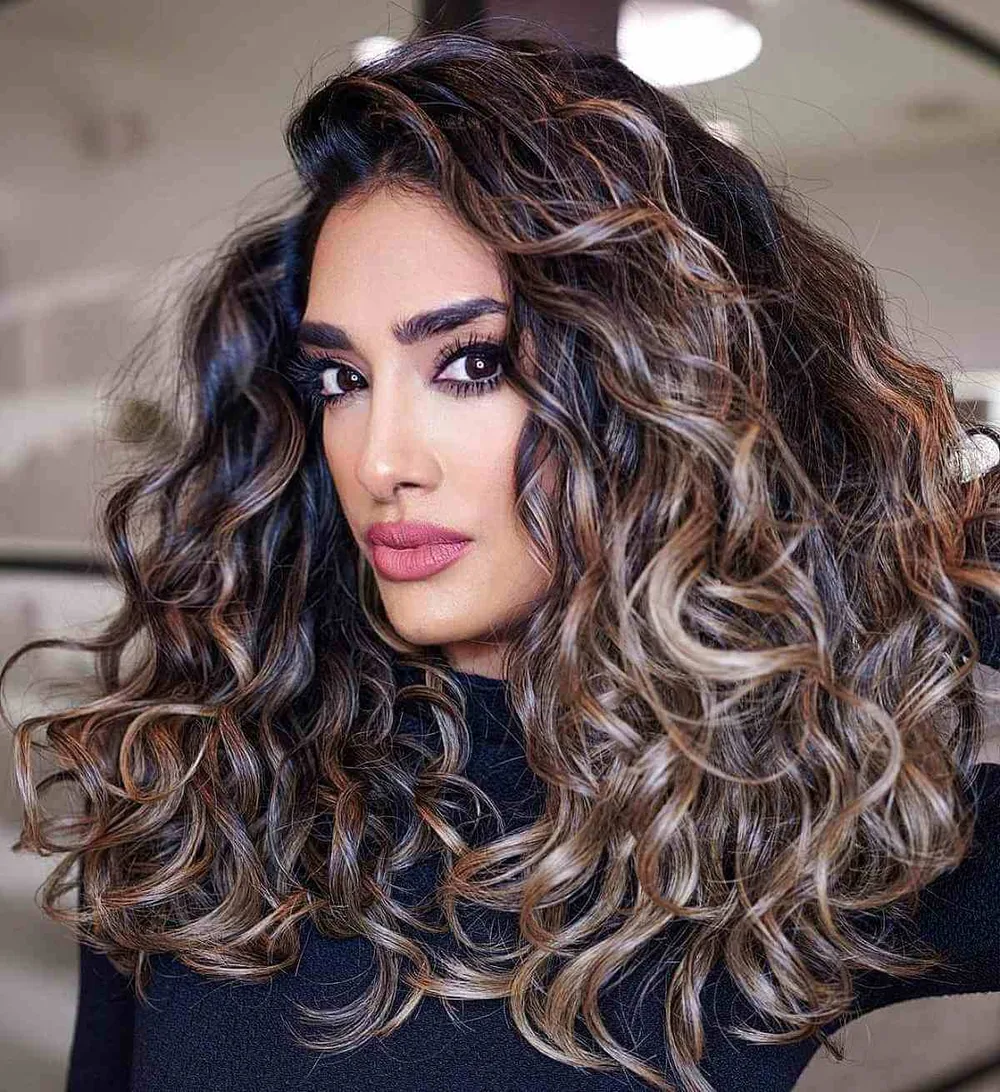 Longues boucles épaisses avec balayage dimensionnel
