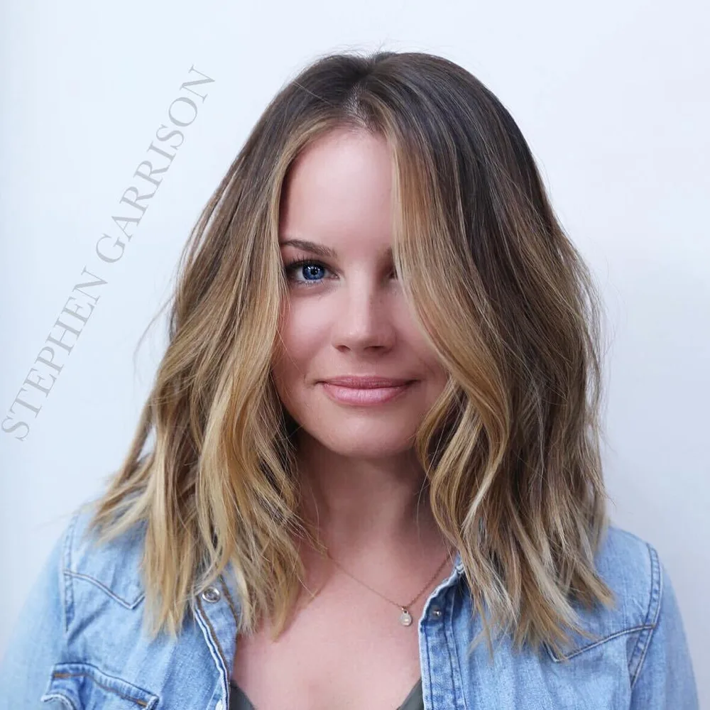 Longues vagues décoiffées en balayage bronde