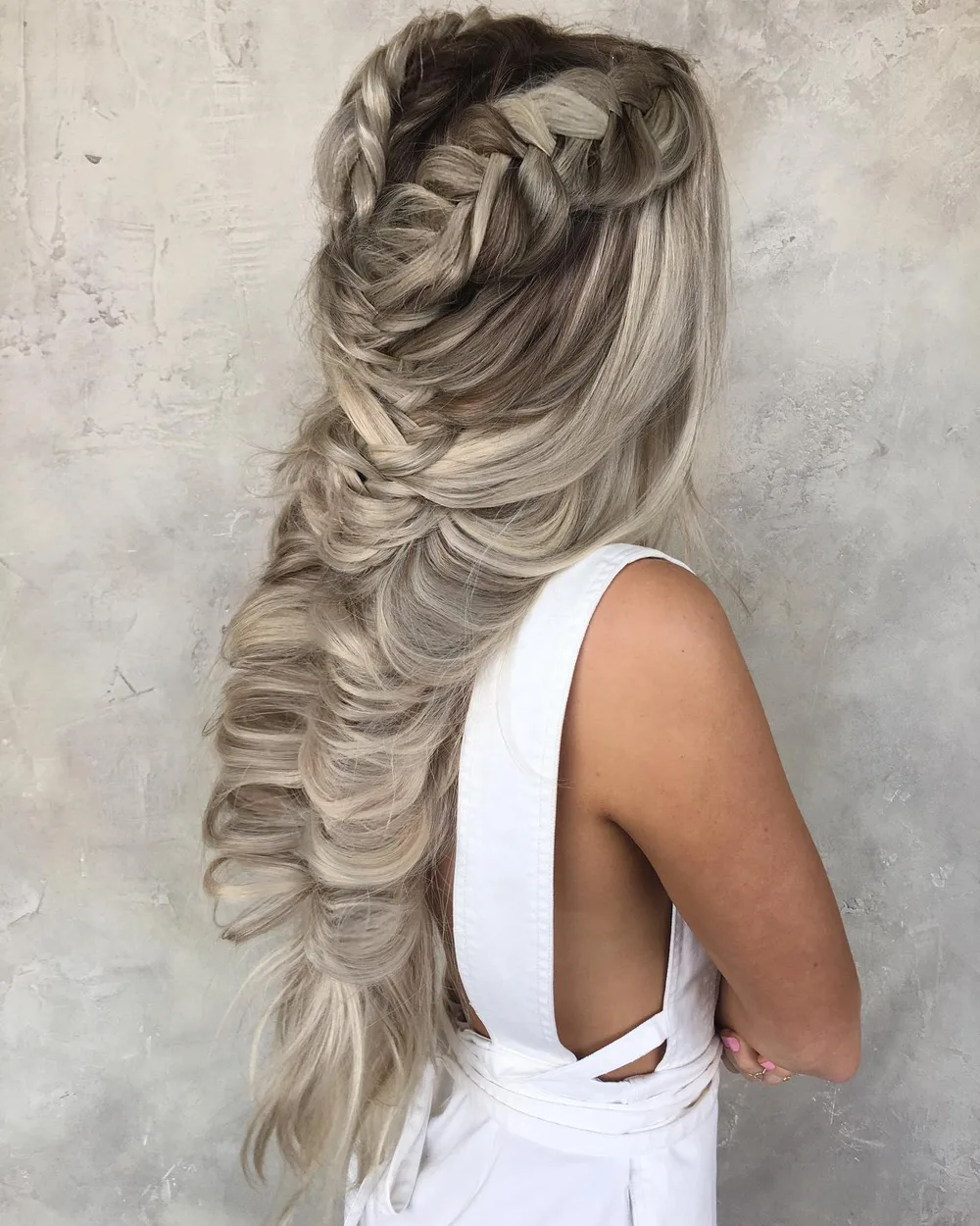 Longueurs lâchées parsemées de tresses floues