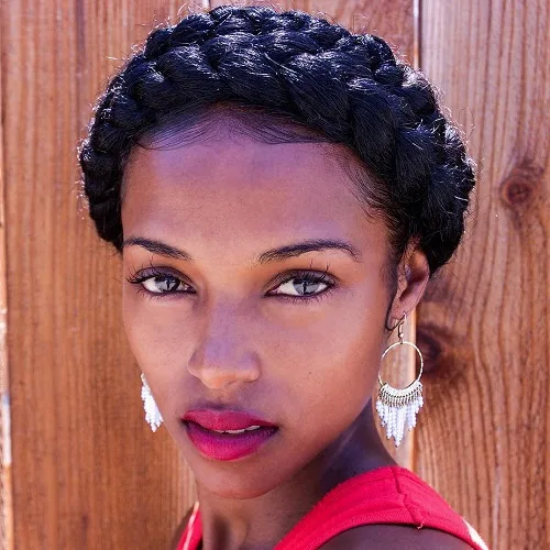 Milkmaid braid, deux tresses ramenées en couronne