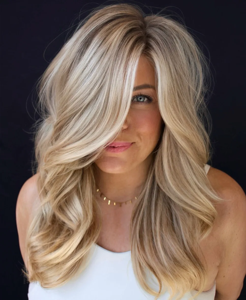 Milky blond crémeux lumineux, regard bleu éclatant