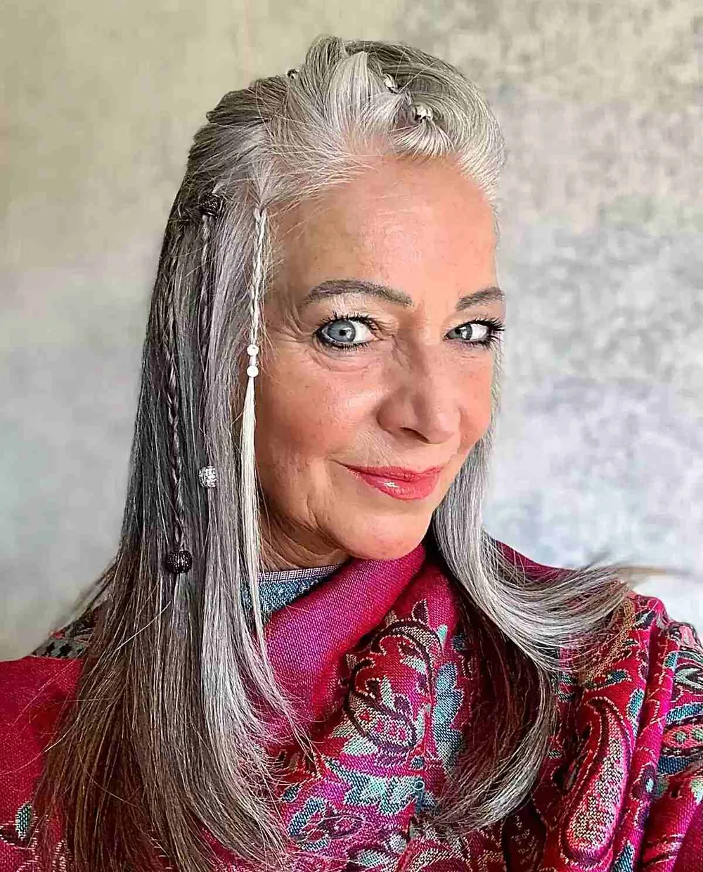 Mini-tresses fines bohèmes sur cheveux gris