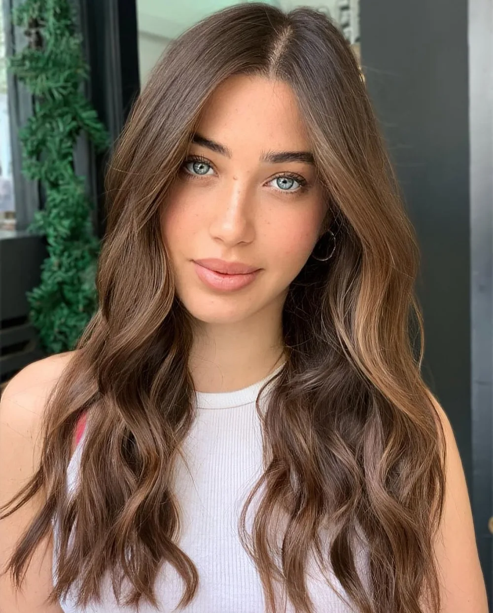 Moka caramel glossy sur base brune, balayage expensive brunette