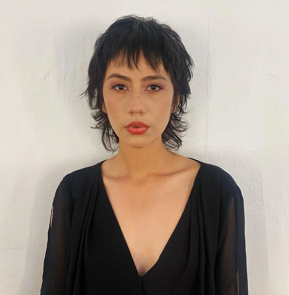 Mullet court shaggy brun avec petite frange, coupe edgy