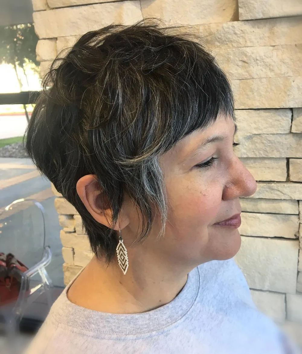 Mullet texturisé et désordonné avec volume sur le dessus