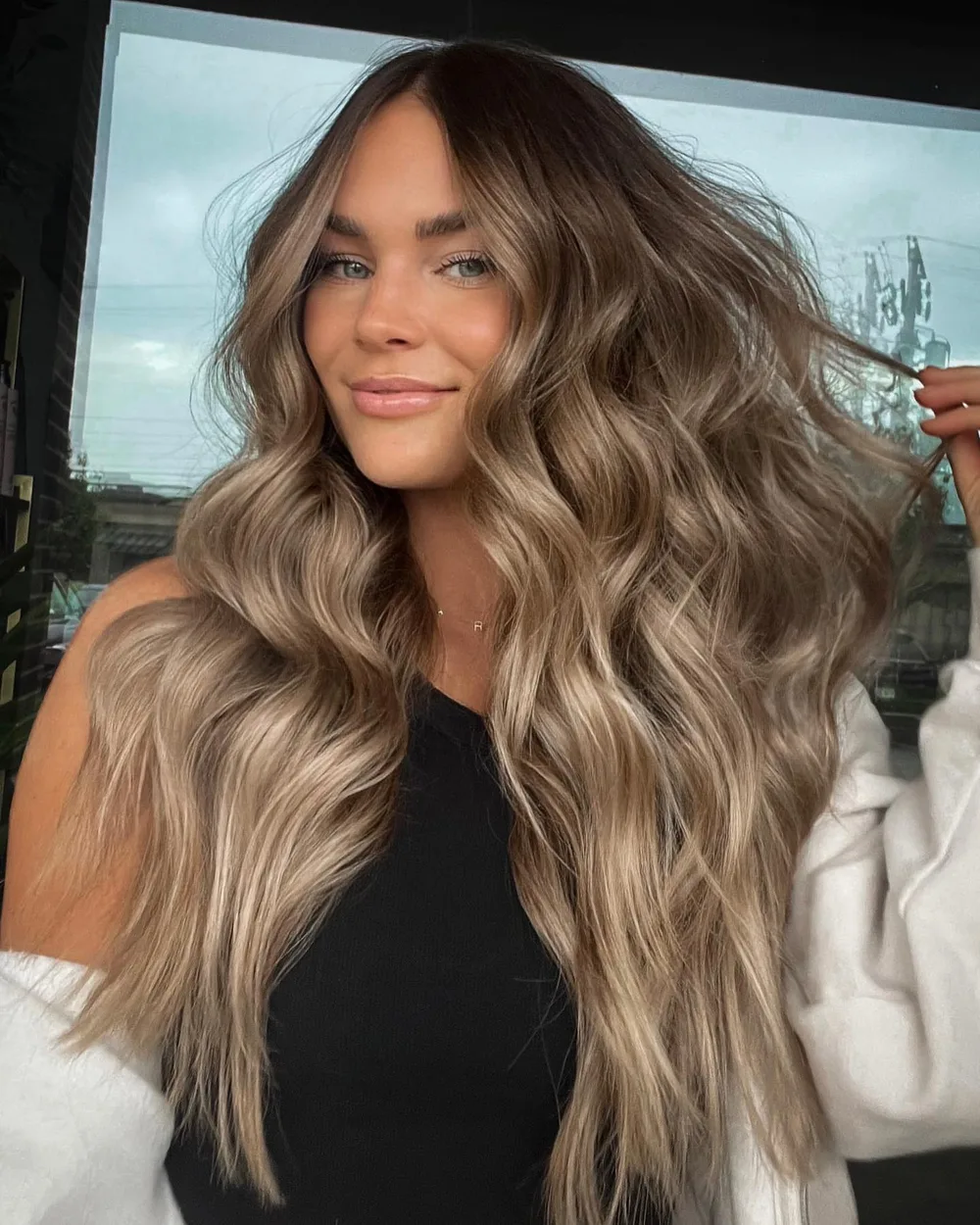 Mushroom blond cendré en ombré depuis un brun clair, yeux bleus