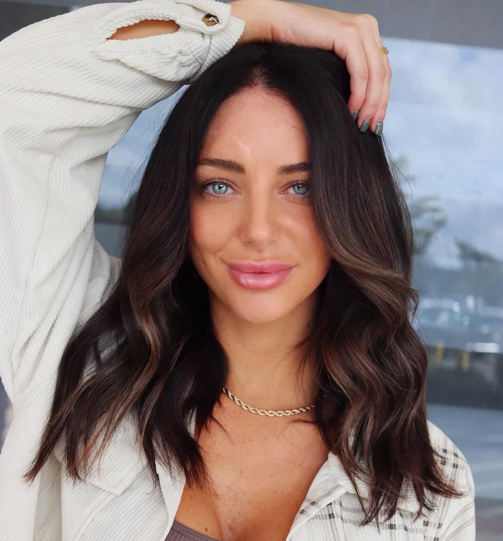 Mushroom brown aux tons cendrés en balayage partiel, yeux bleu clair