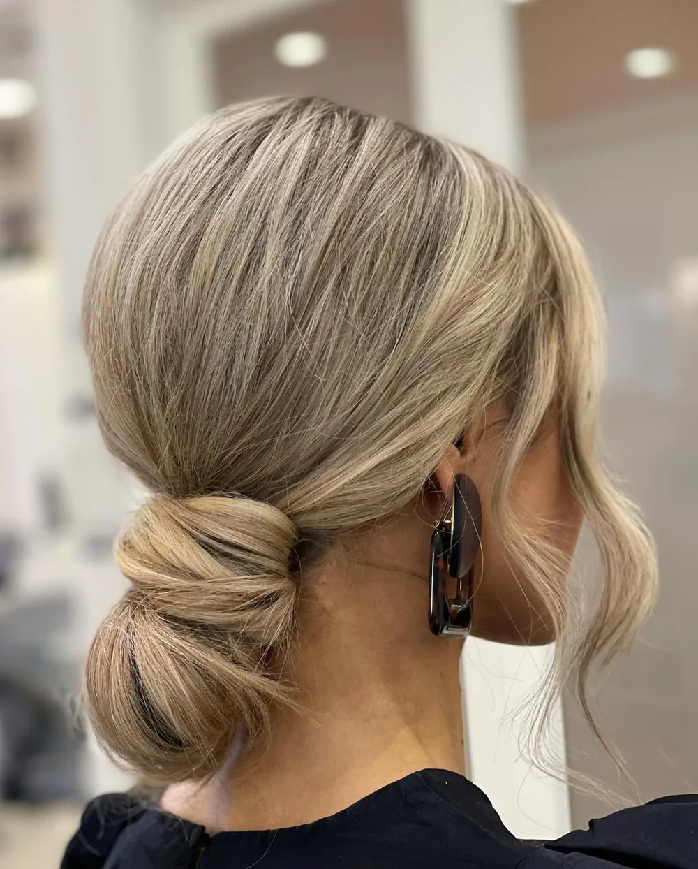 Nœud bas long et lisse sur cheveux blonds