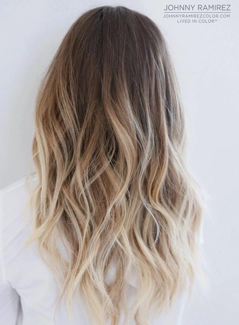 Ombré fondant du brun vers un blond clair en pointes sur longueurs ondulées