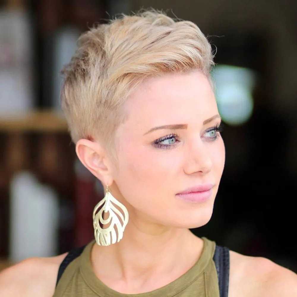 Pixie à quiff, volume sur le dessus et côtés nets
