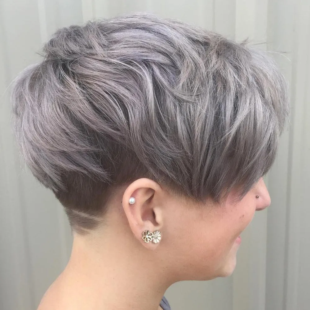 Pixie à undercut nuque et côtés dessinés