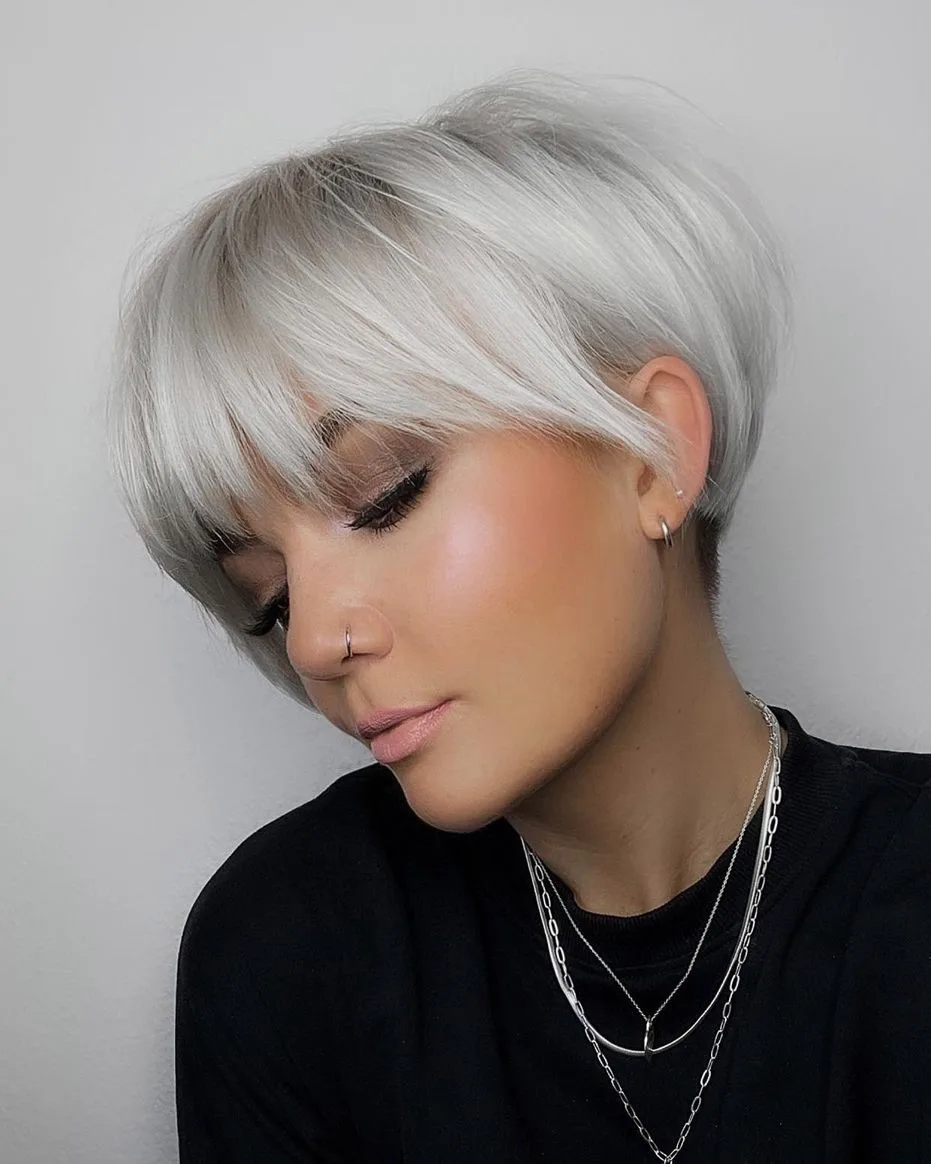 Pixie argenté sleek et volumineux à frange pleine