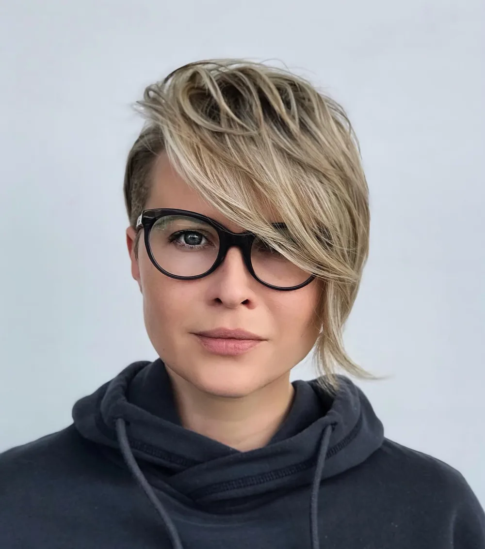 Pixie asymétrique à longues mèches et reflets blonds