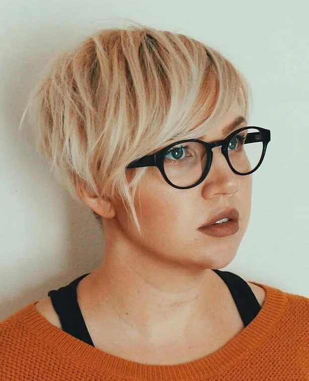 Pixie blond à longues mèches vaporeuses et frange longue