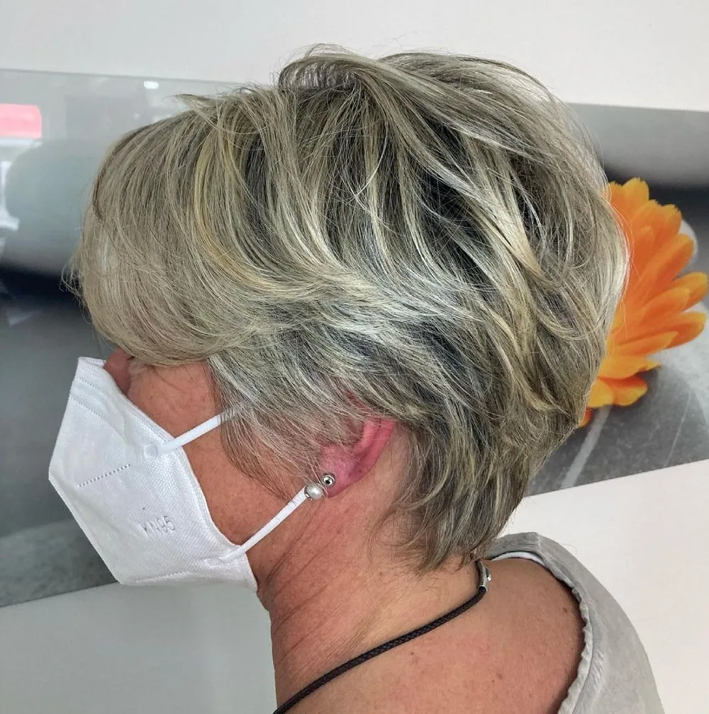 Pixie blond balayage aux couches plumeuses
