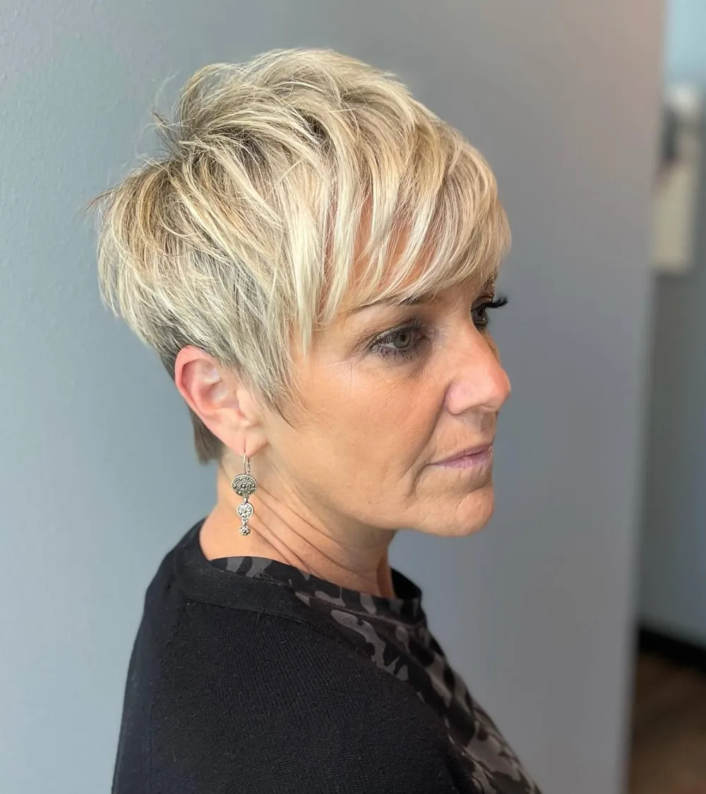 Pixie blond clair aux mèches tranchées et texturisées