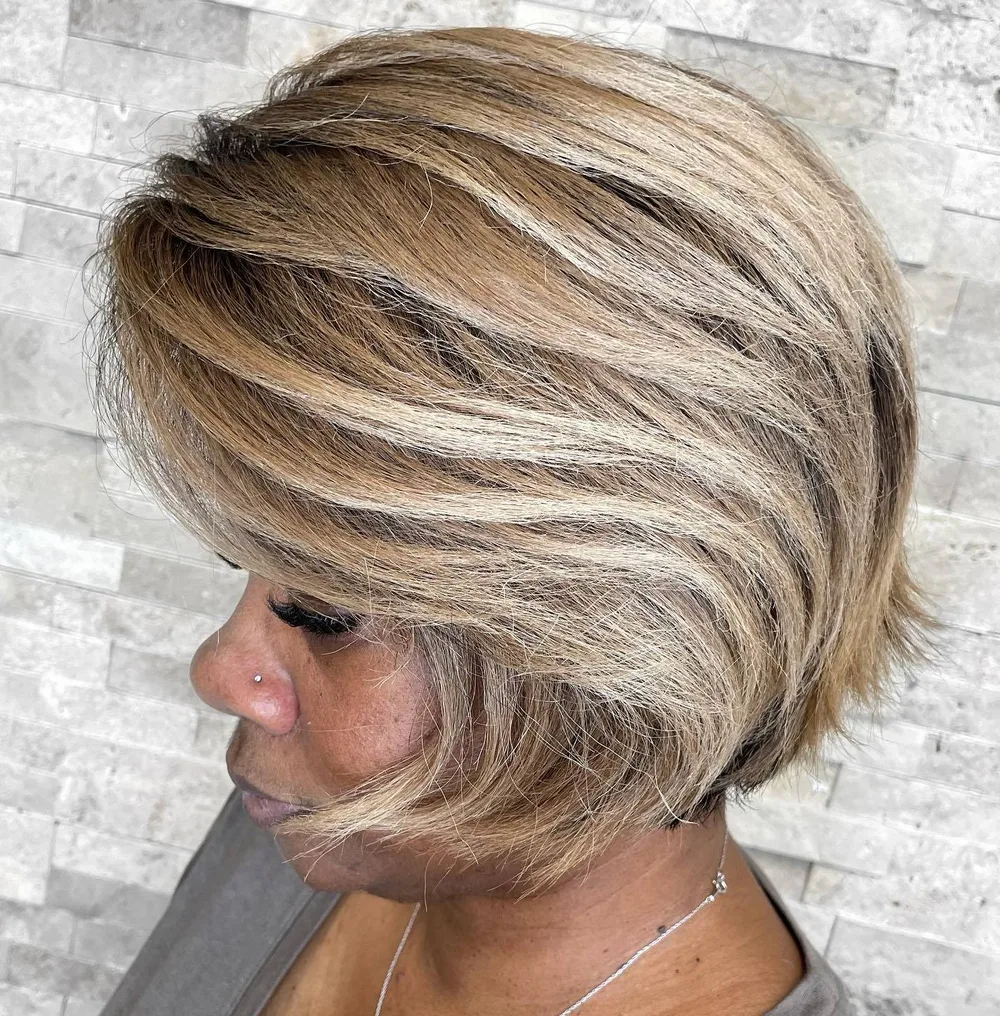 Pixie bob blond fluide à racines foncées