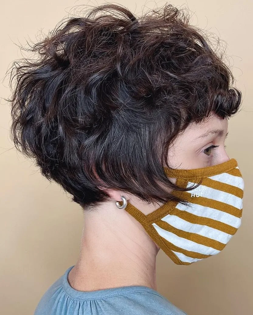 Pixie bob bouclé avec petite frange frisée
