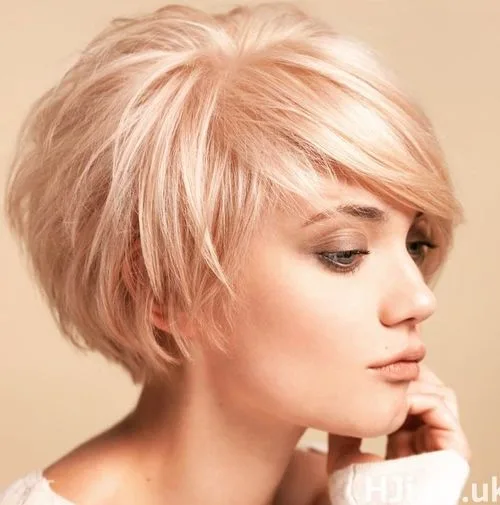 Pixie bob rose gold avec frange balayée sur le côté