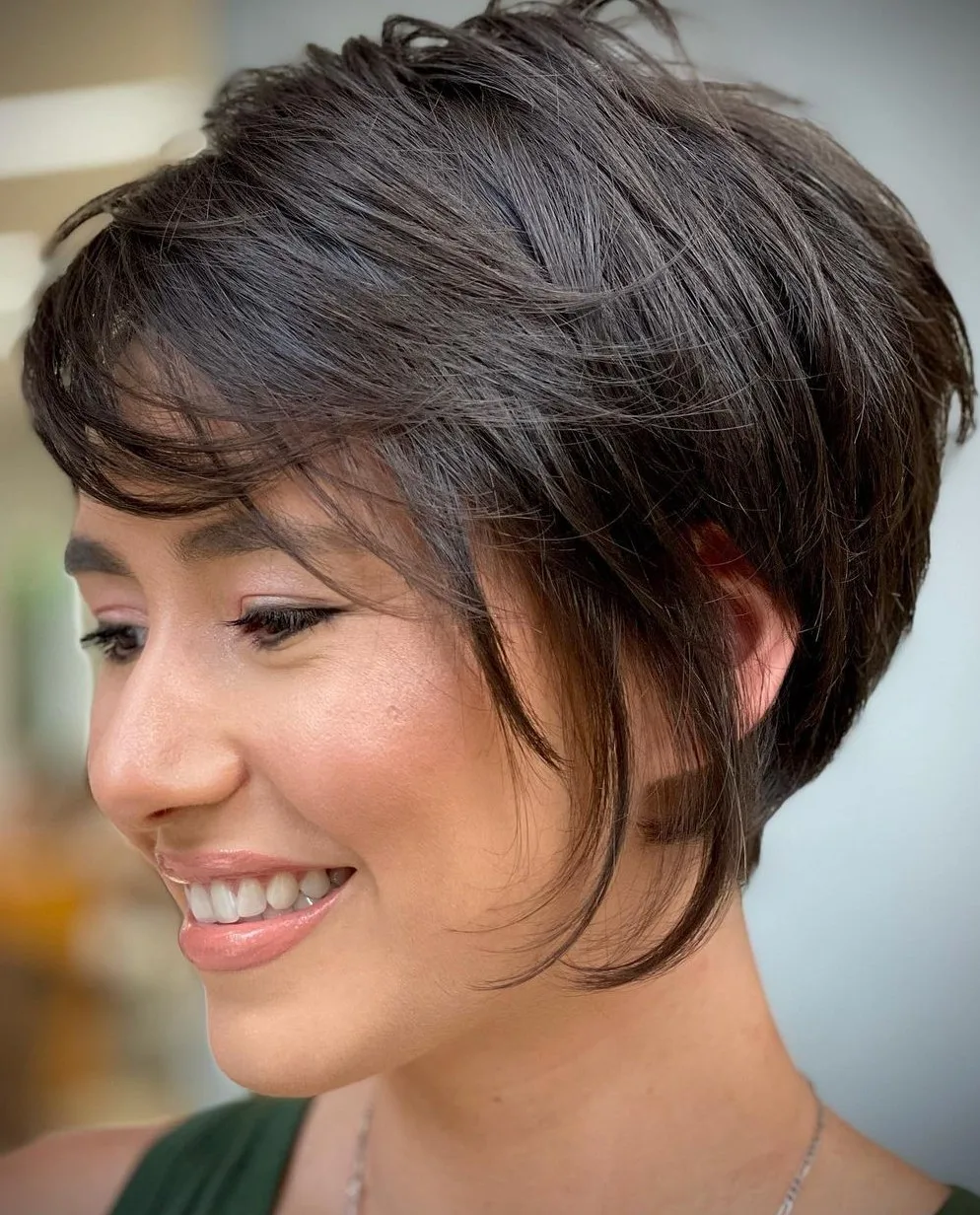 Pixie bob stacké à nuque courte et frange douce