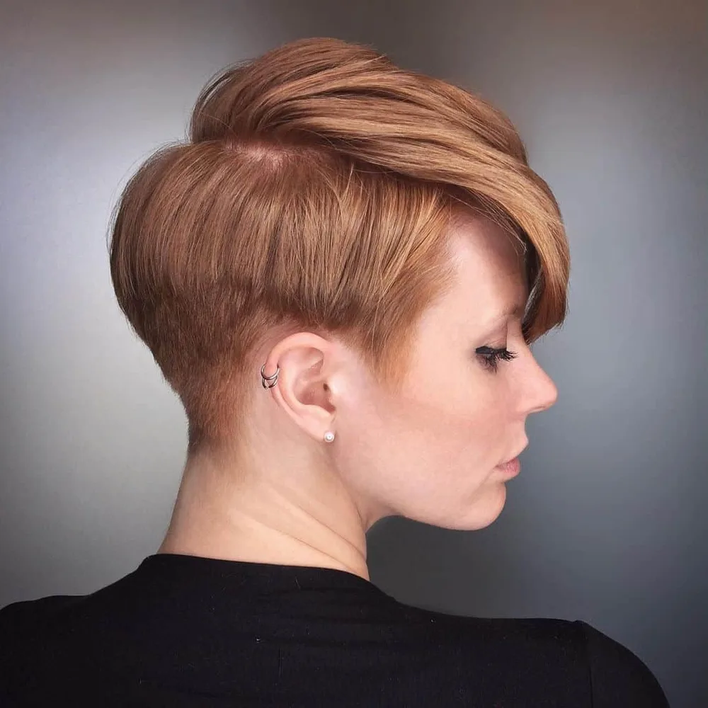 Pixie court avec frange balayée sur cheveux épais