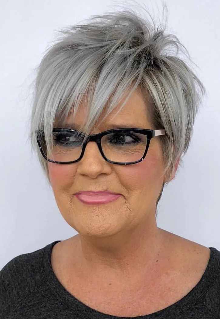 Pixie court décoiffé gris argenté avec volume sur le dessus