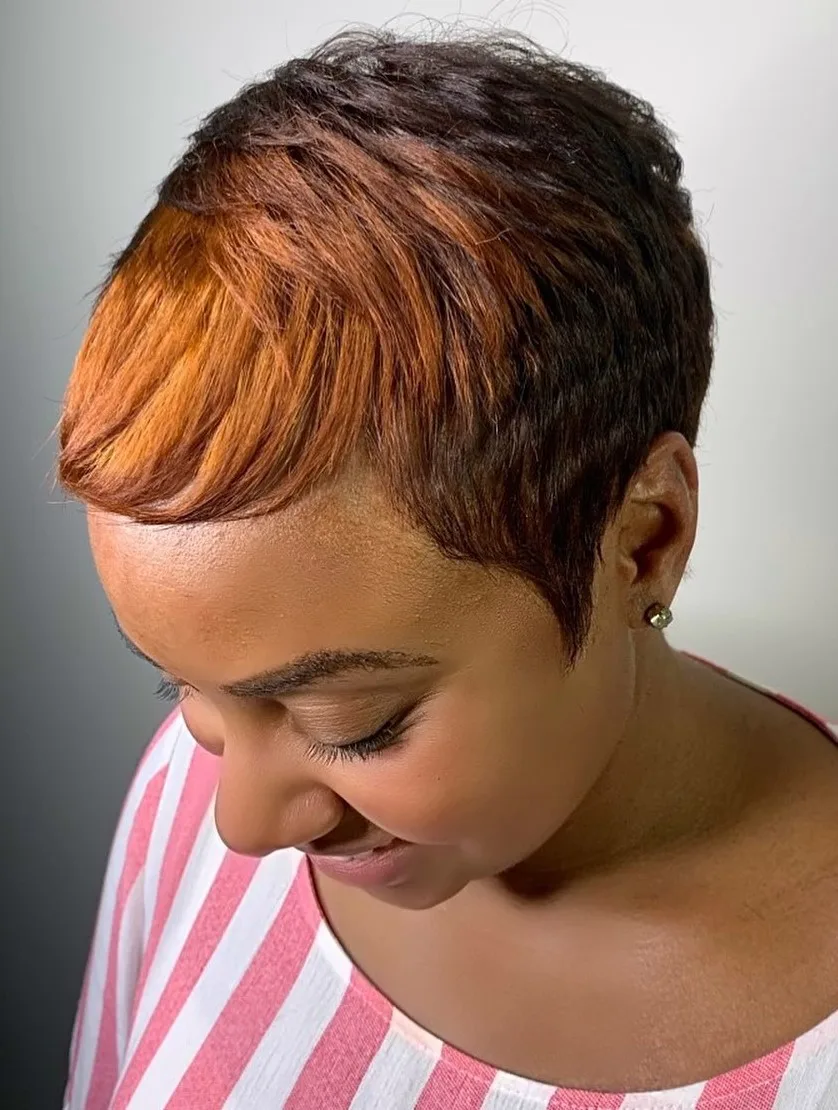 Pixie court texturisé avec accent de couleur cuivrée sur le dessus