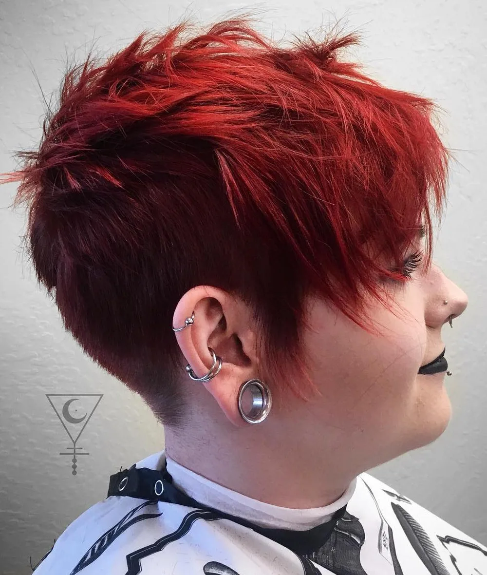 Pixie crimson touslé à undercut ras