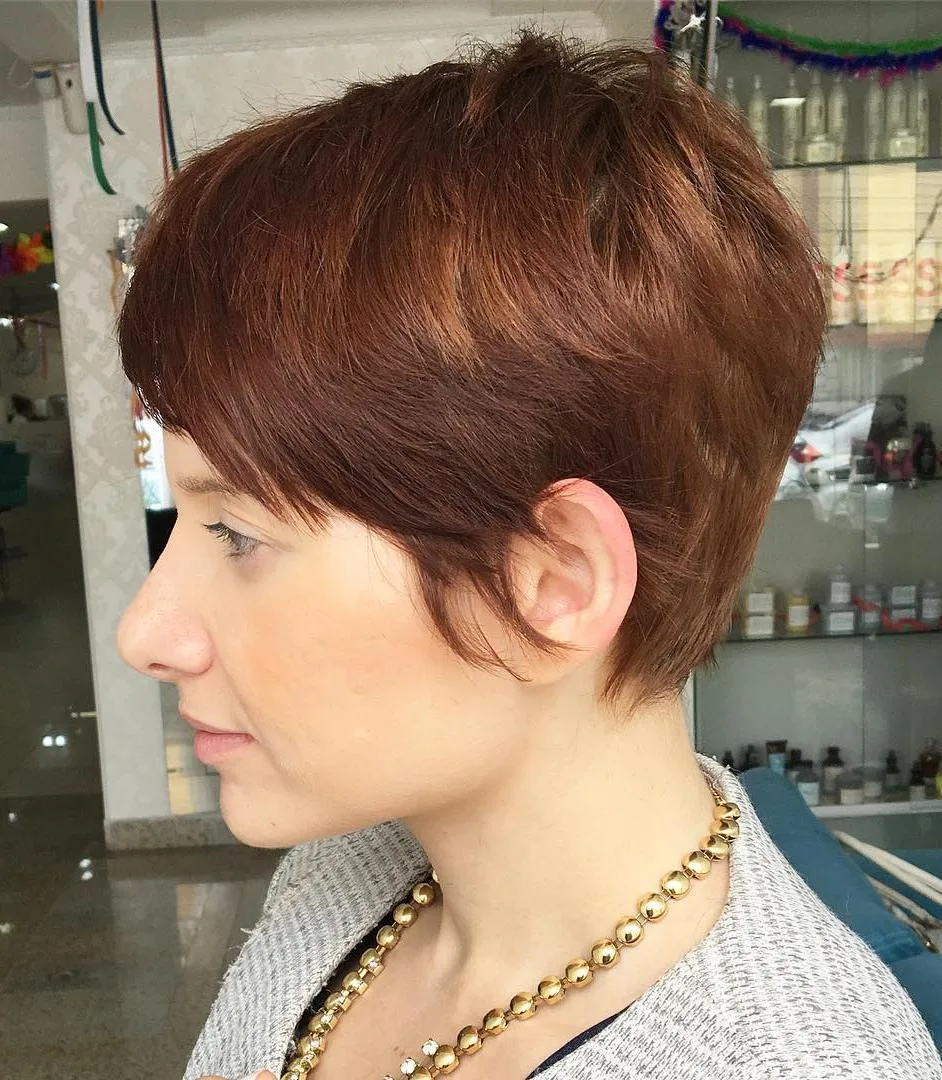 Pixie garçonne court en auburn chaud avec highlights