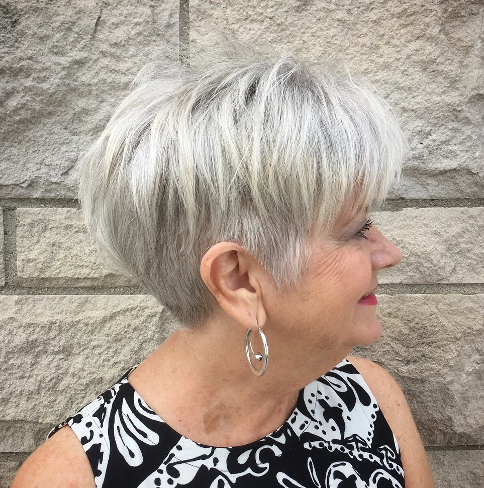 Pixie gris à undercut et couches texturées