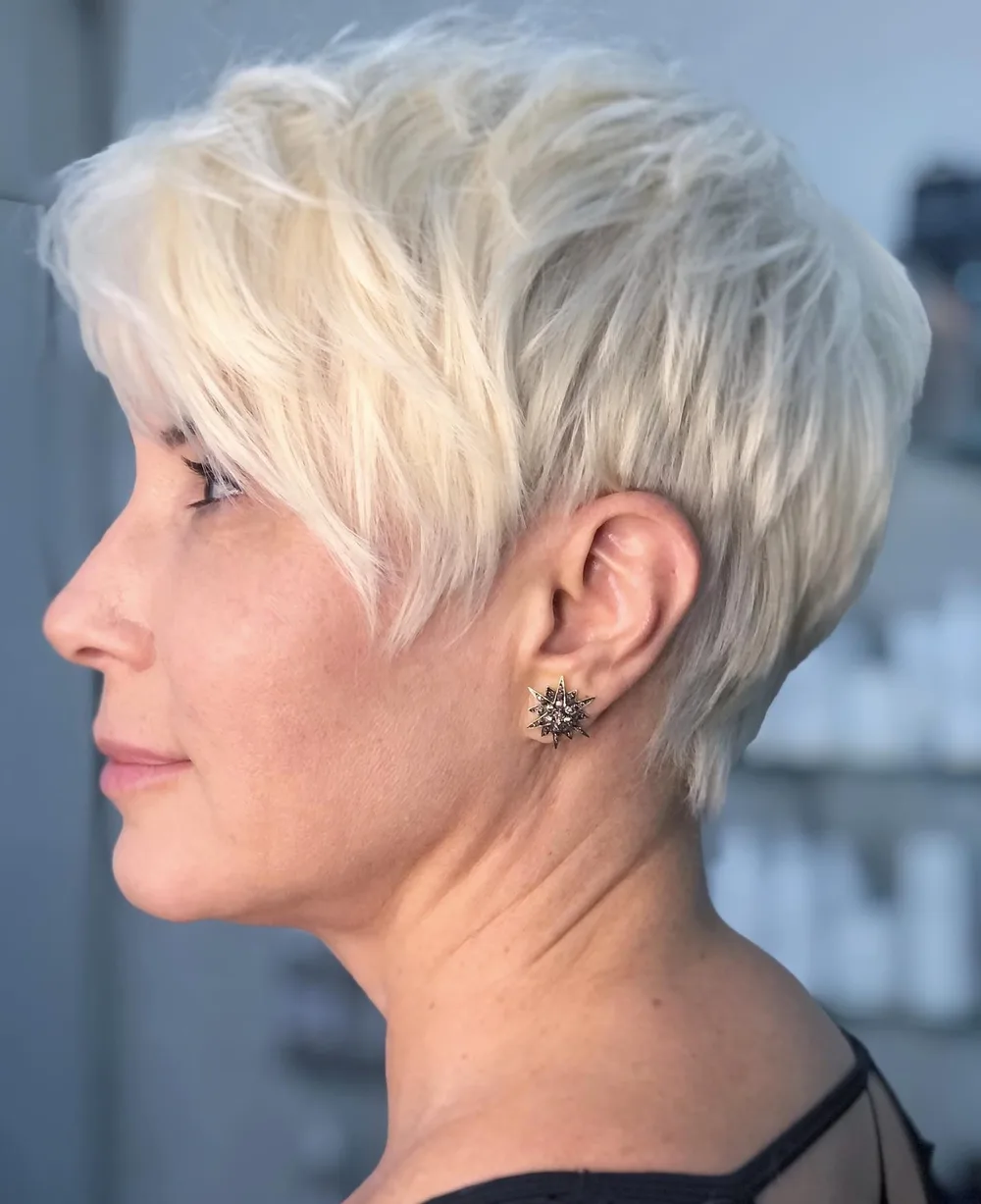 Pixie platine texturisé avec mèches choppy et volume sur le dessus