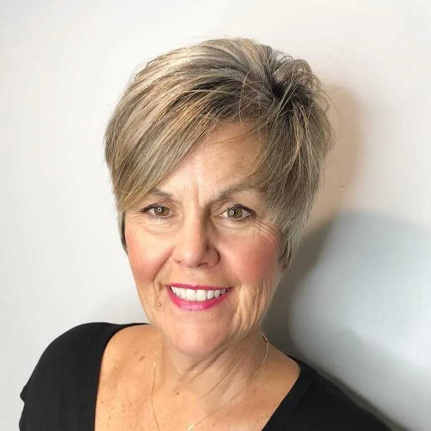 Pixie plumeux au balayage argent et doré