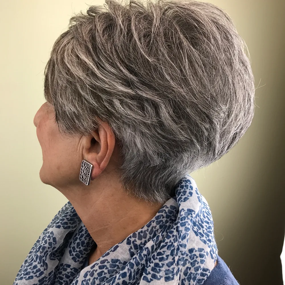 Pixie plumeux poivre et sel sur cheveux épais