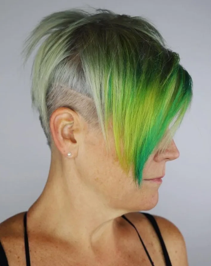 Pixie undercut avec côtés rasés colorés et frange longue sur le devant
