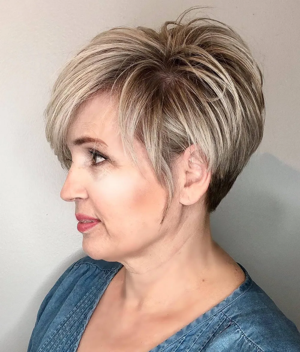 Pixie volumineux avec mèches plumeuses sur le dessus et côtés effilés