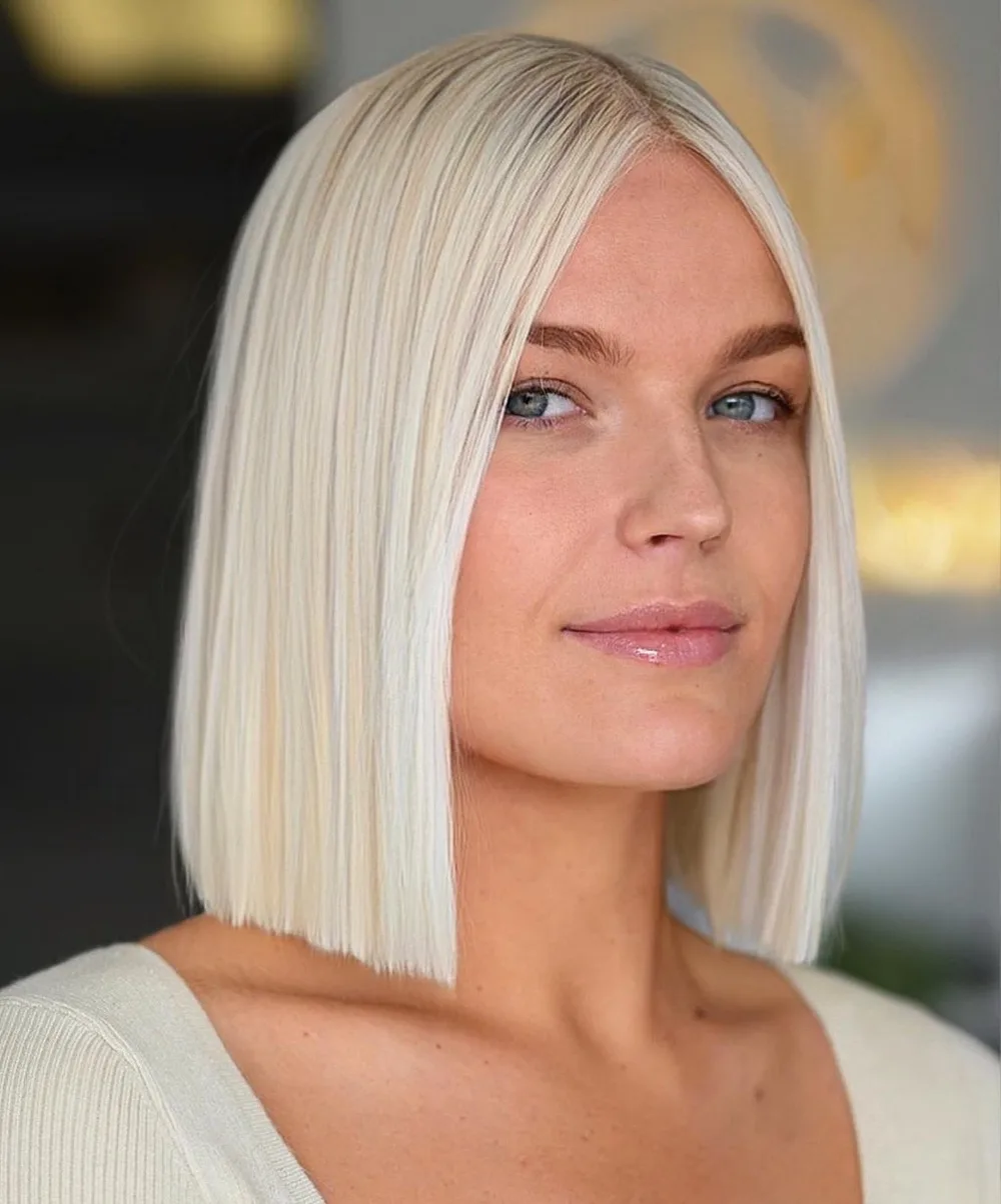 Platine réchauffé de tons vanille sur longueurs lisses, yeux bleu glace