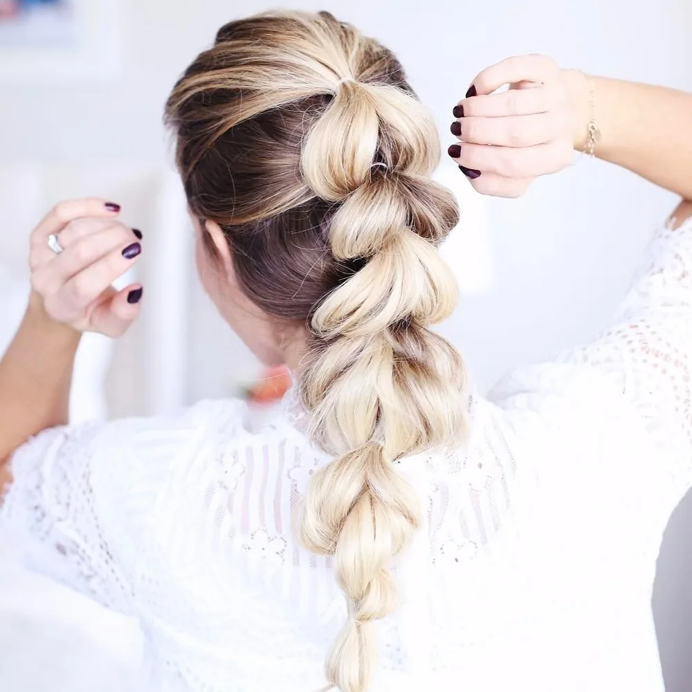 Pull-through braid volumineuse centrale sur cheveux raides