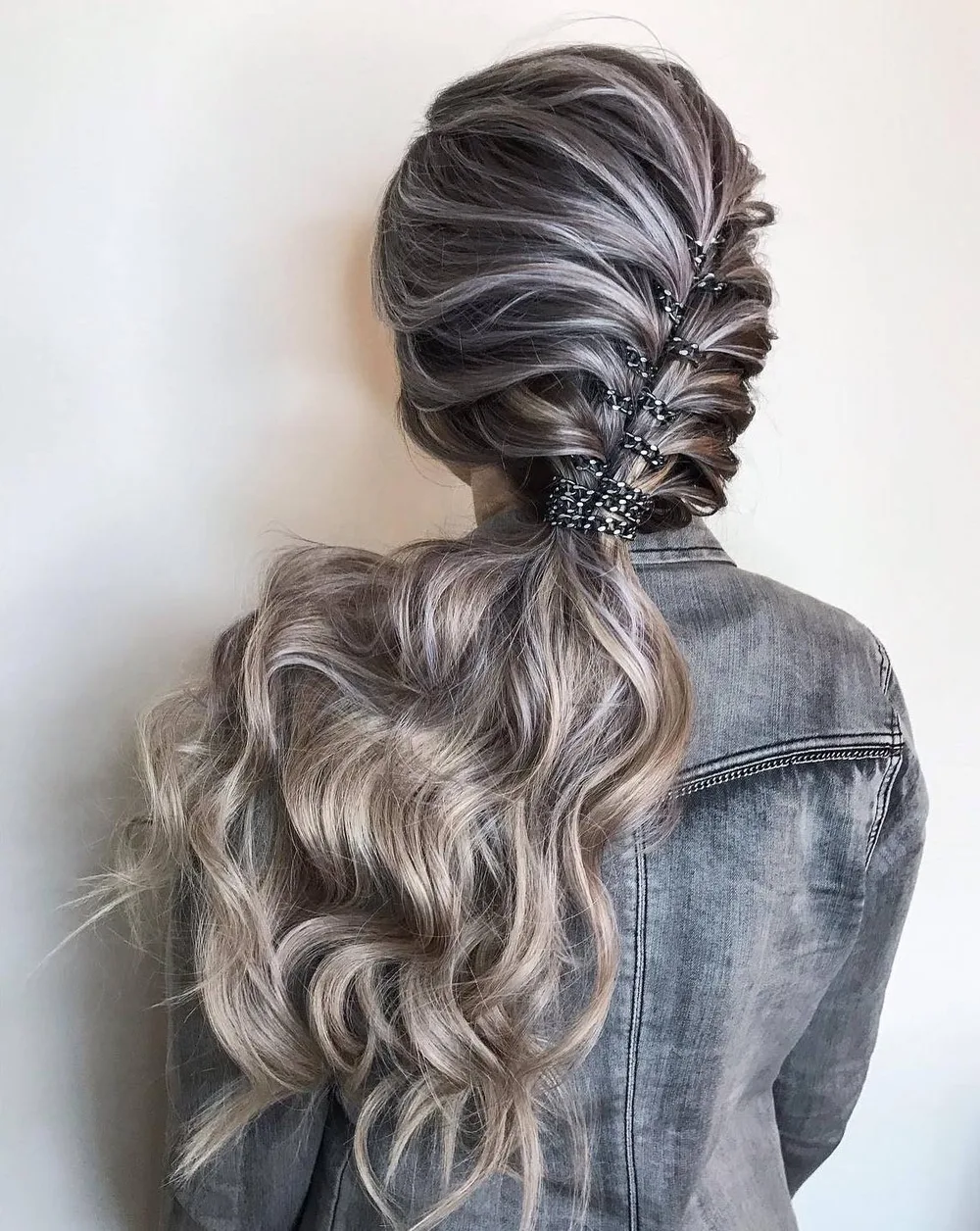 Queue-de-cheval avec tresse française diagonale et chaînes
