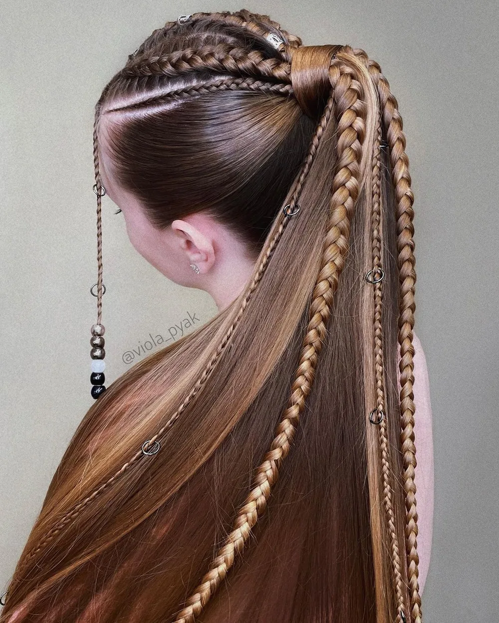 Queue-de-cheval avec tresses de tailles variées et accessoires