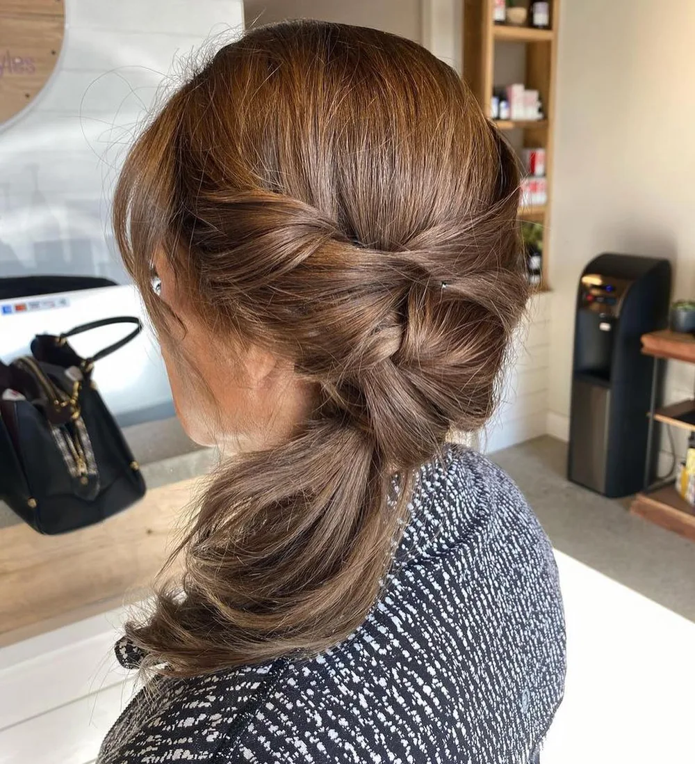 Queue-de-cheval basse avec torsades épinglées sur cheveux mi-longs