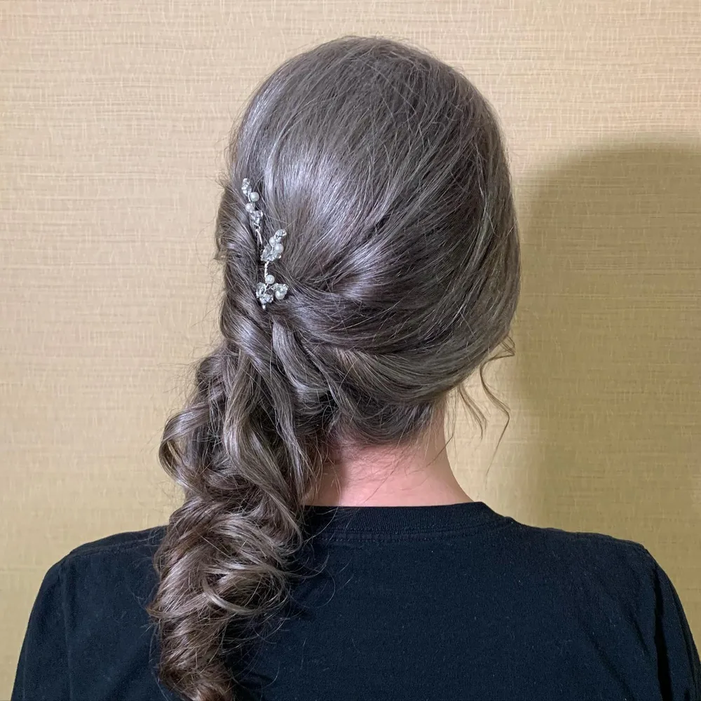 Queue-de-cheval bouclée de mariage avec broche élégante
