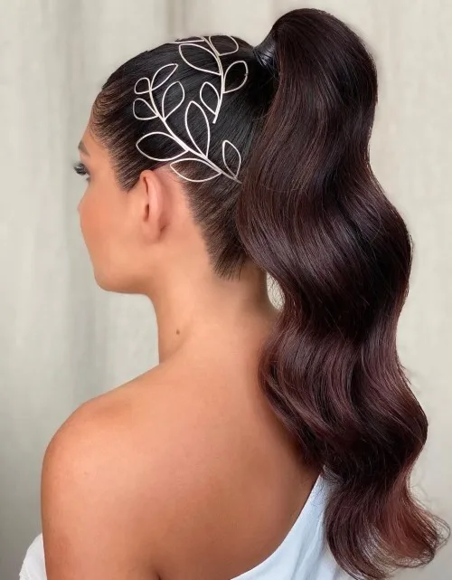 Queue-de-cheval haute ondulée avec bijou de cheveux