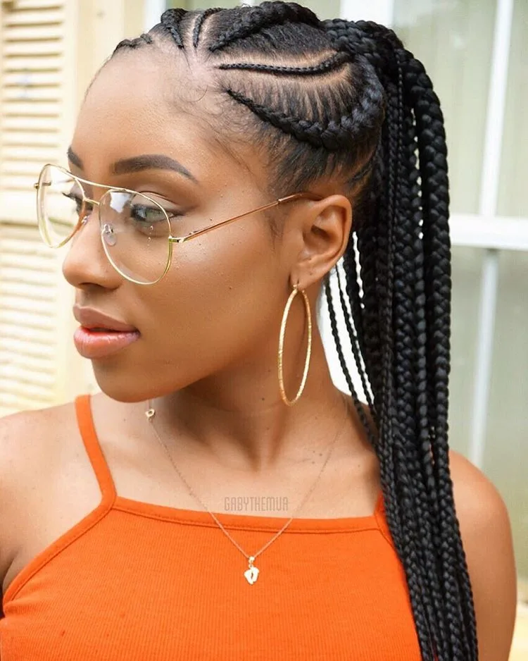 Queue-de-cheval tressée aux cornrows de tailles variées