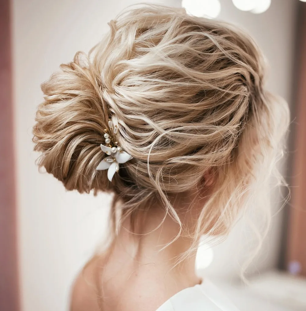 Rouleau français flou sur cheveux ondulés avec fleur