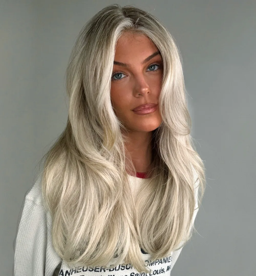 Scandi blond froid mêlant blanc et blond beurré autour du visage, yeux bleus